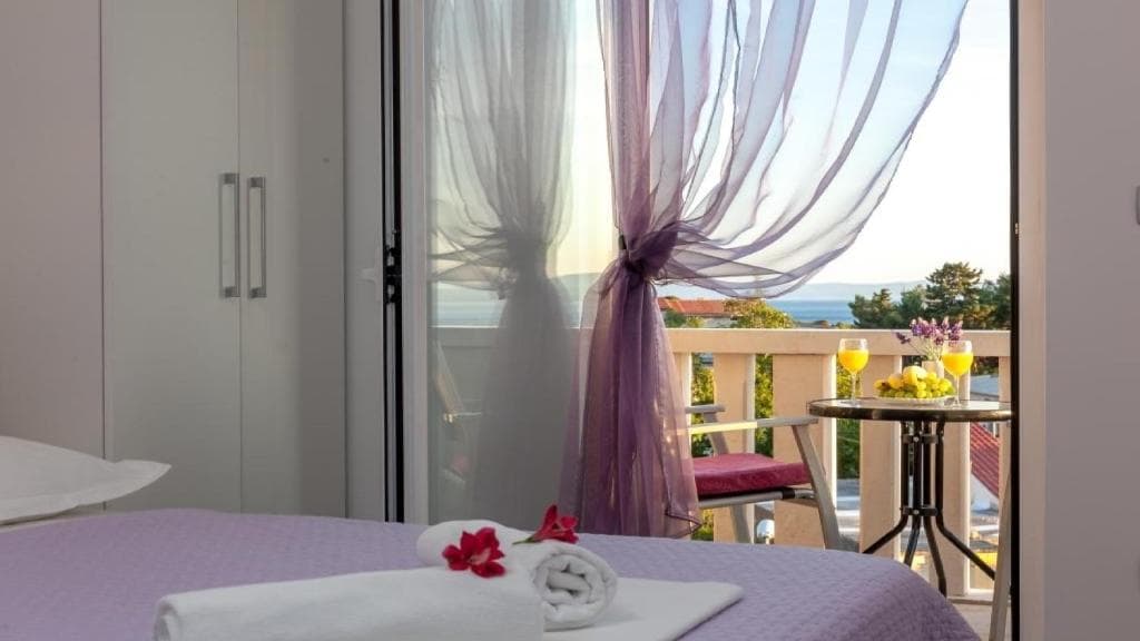 Dajana — bedroom with floral wallpaper, Angela Apartments Baška Voda