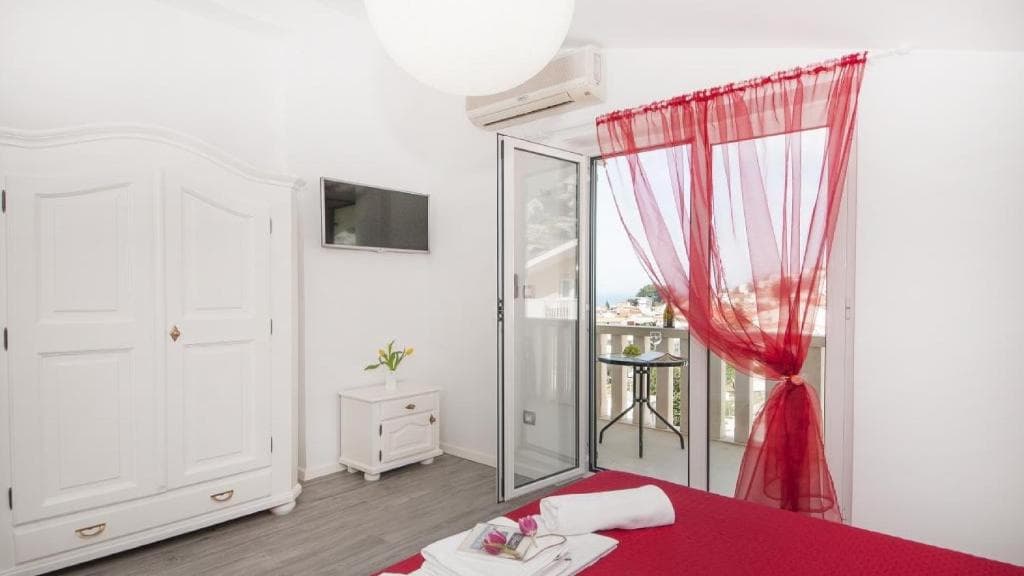 Erika — bedroom with sea view and balcony, Angela Apartments Baška Voda