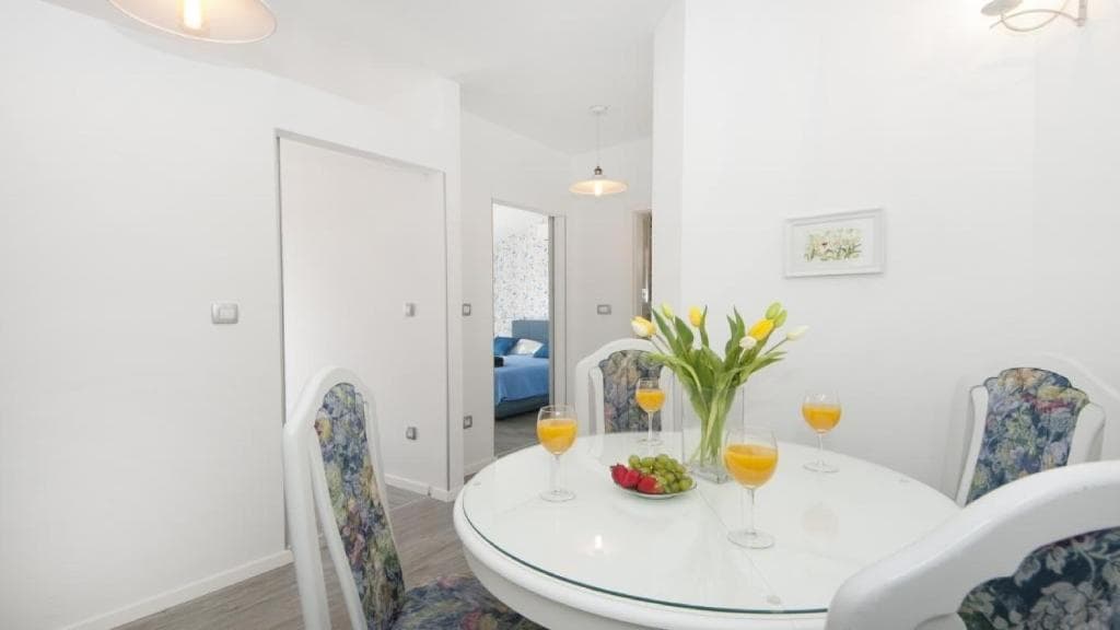 Julia — dining area and kitchenette, Angela Apartments Baška Voda