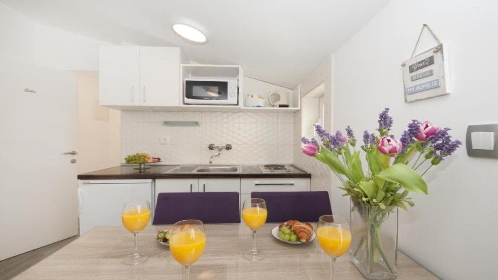 Snježana — kitchen with microwave, Angela Apartments Baška Voda